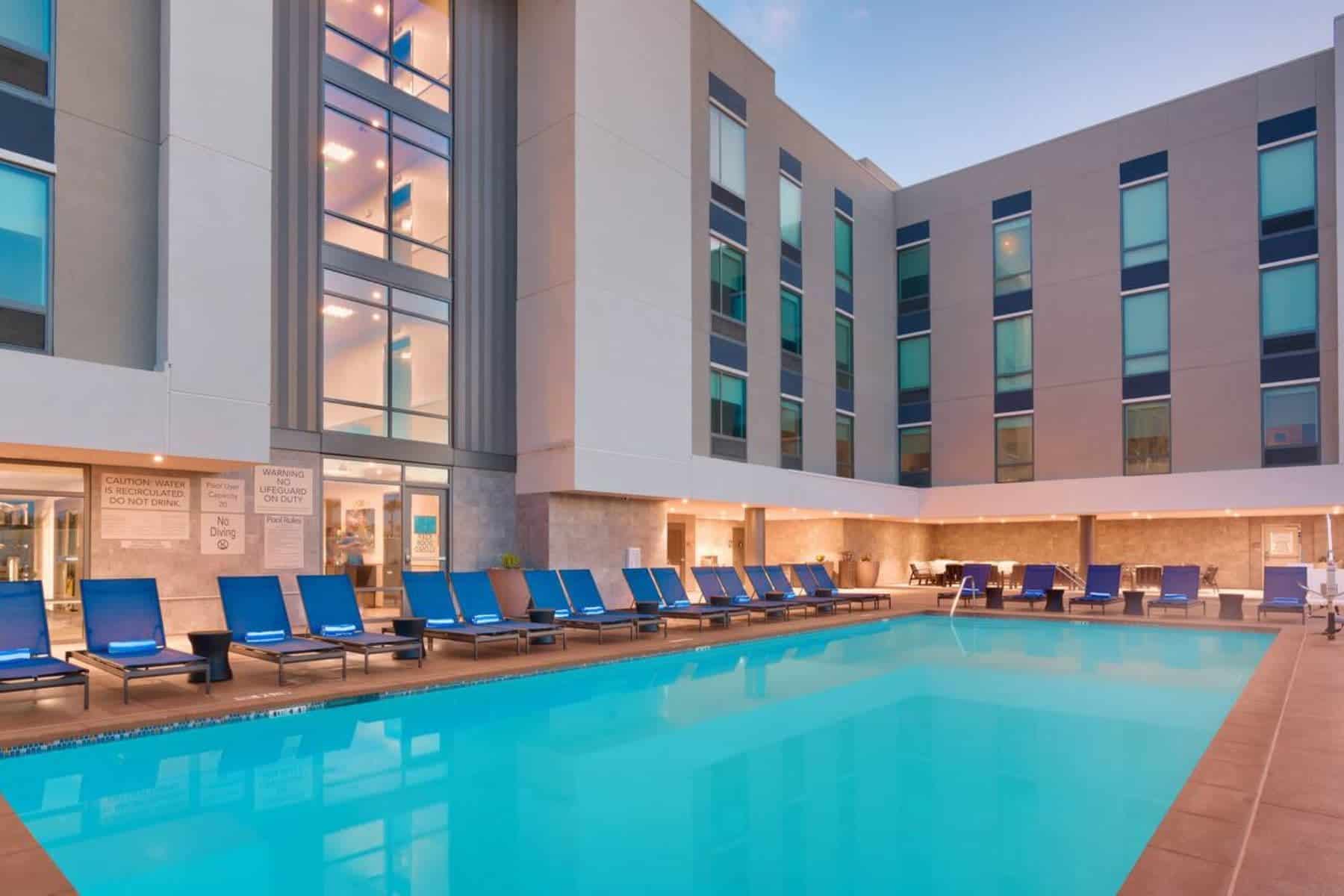 hampton-inn-and-suites-anaheim-pool