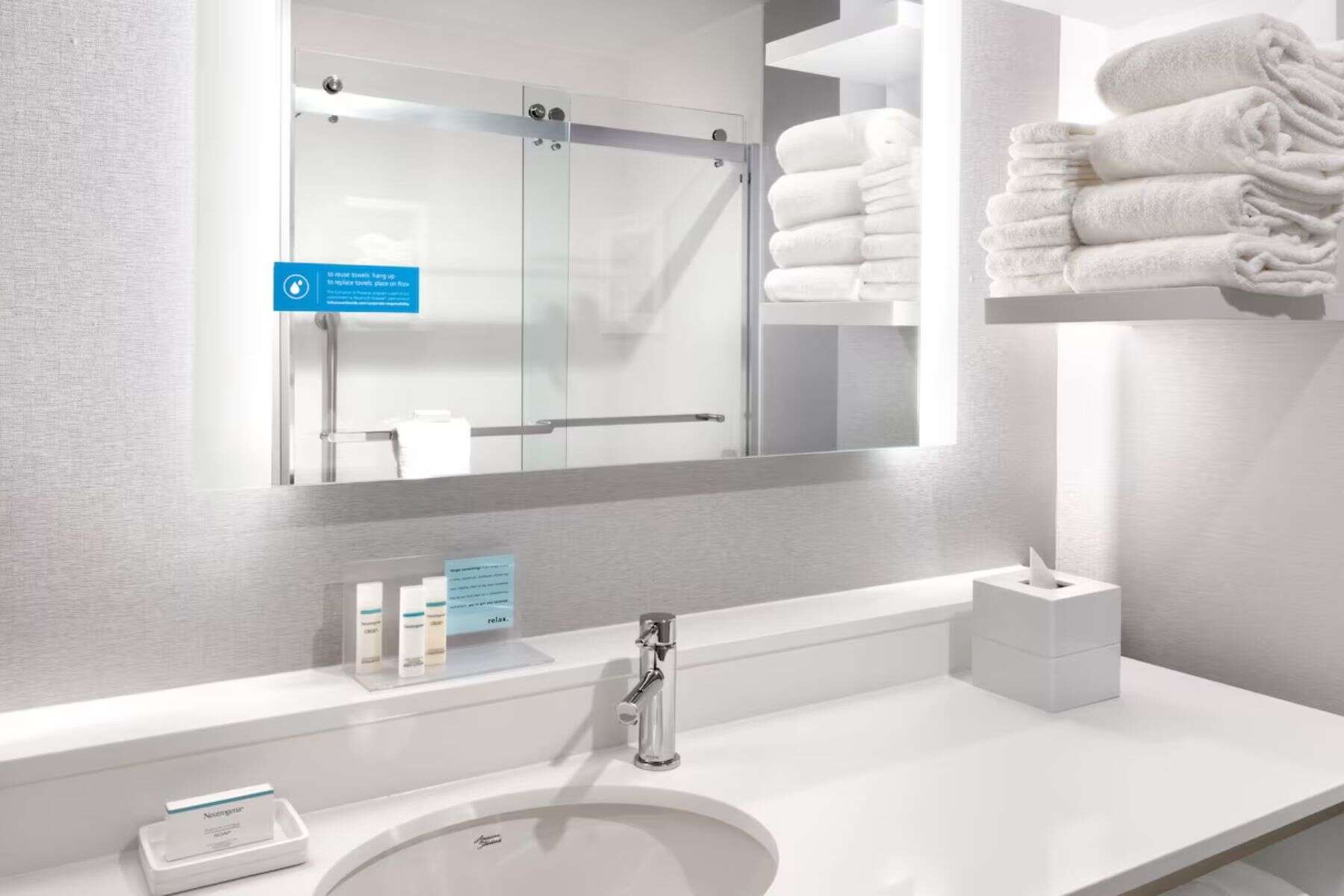 hampton-inn-and-suites-anaheim-towels