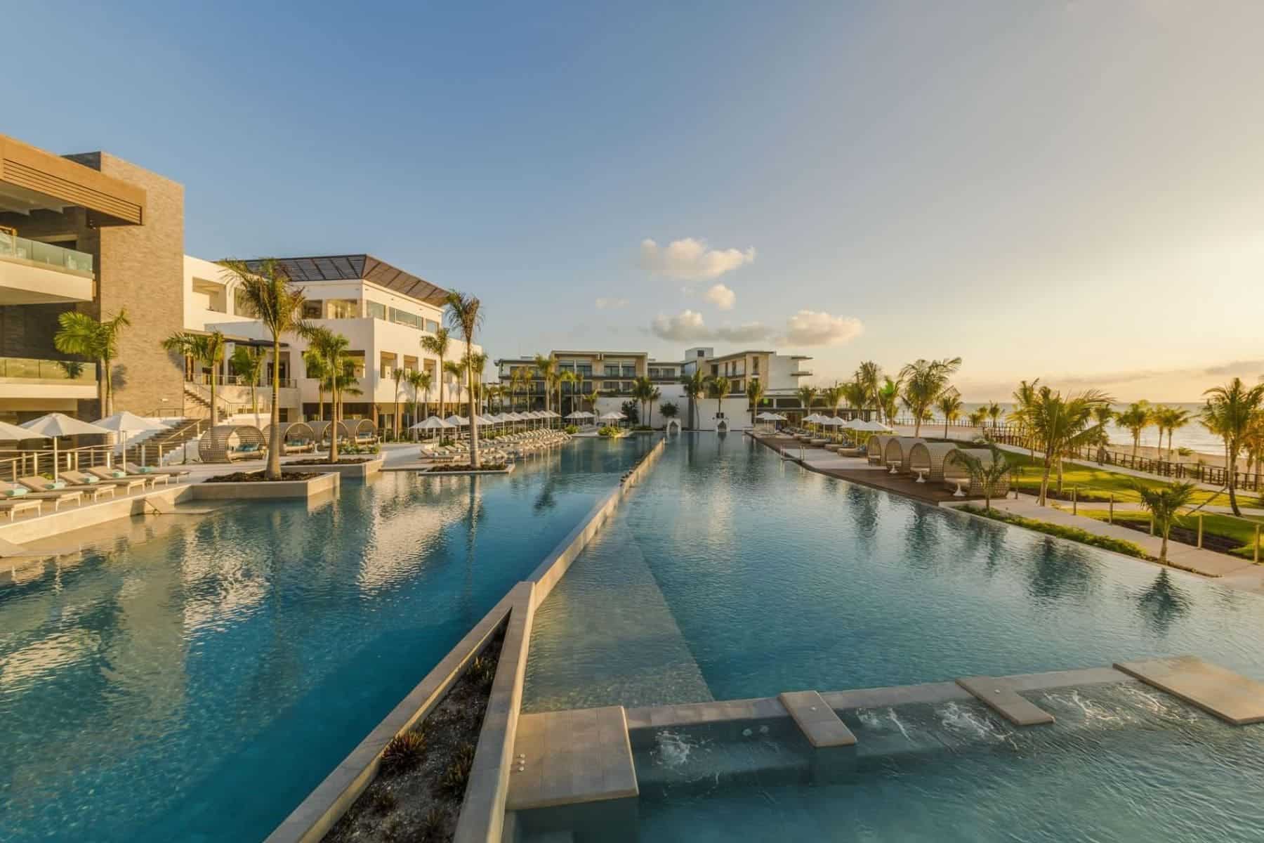 haven-riviera-cancun-pool-side