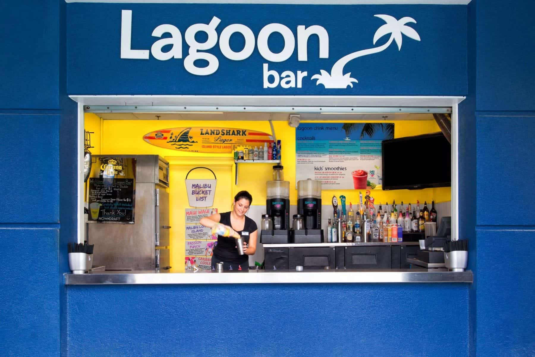 holiday-inn-resort-orlando-suites-waterpark-lagoon-bar