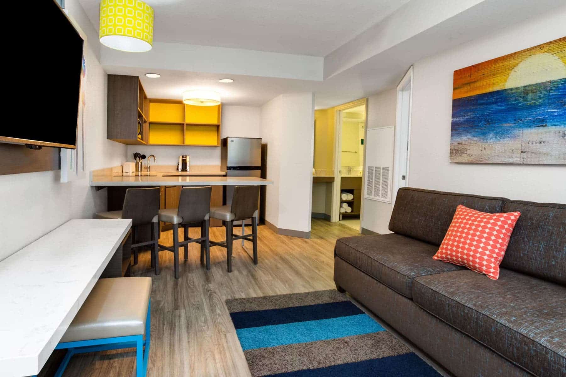 holiday-inn-resort-orlando-suites-waterpark-living-room