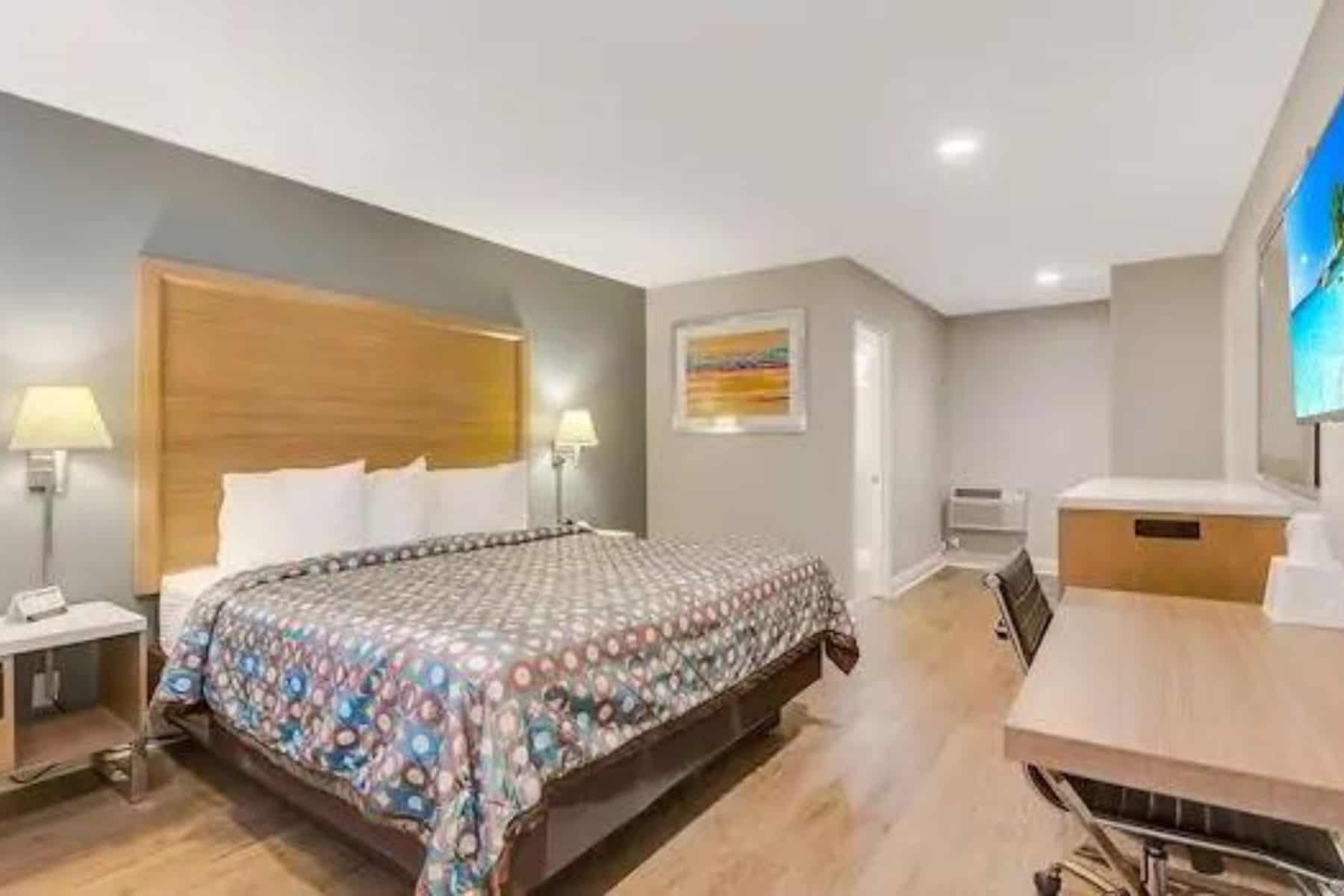 hotel-414-anaheim-queen-bed