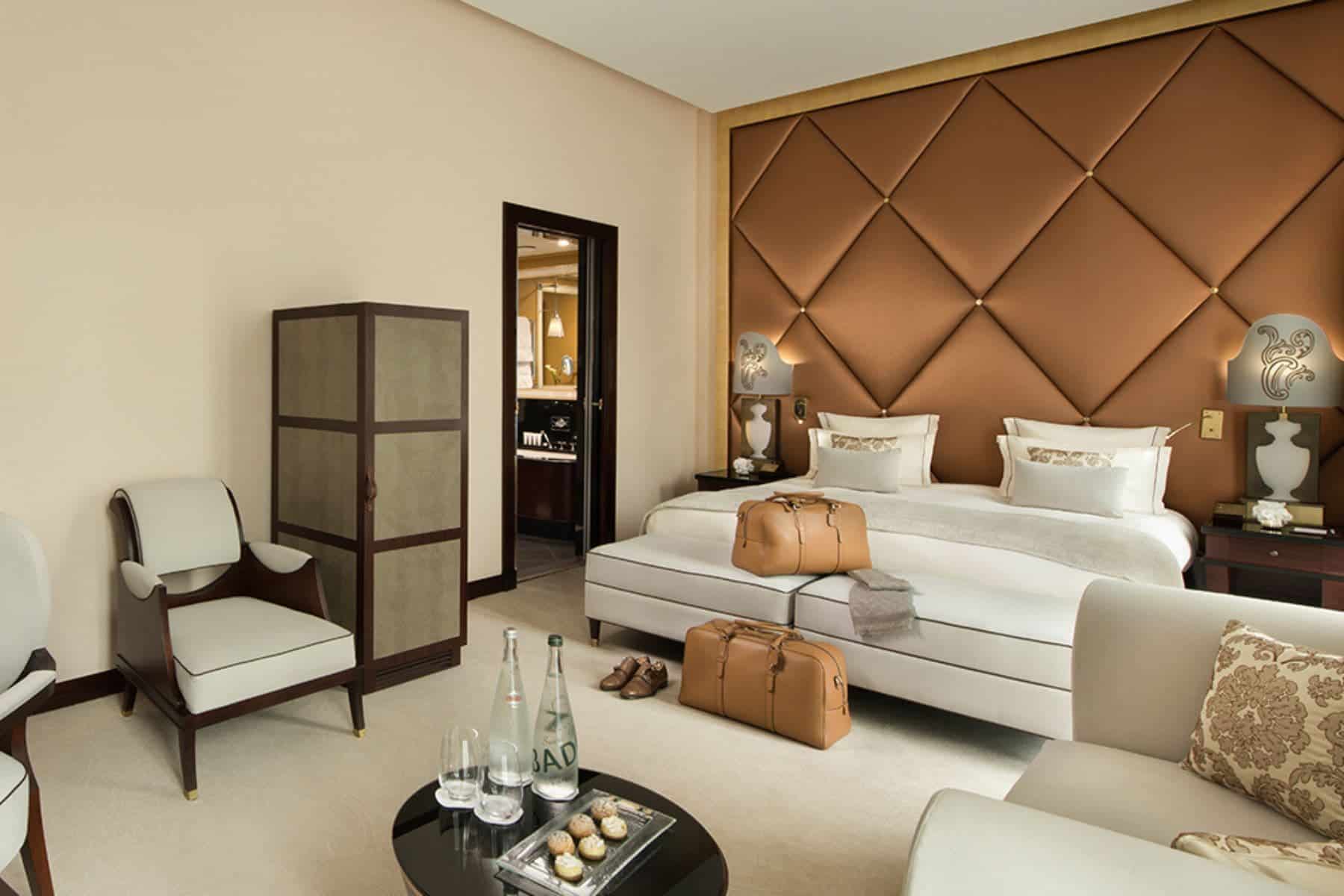 hotel-barriere-le-fouquets-living-room