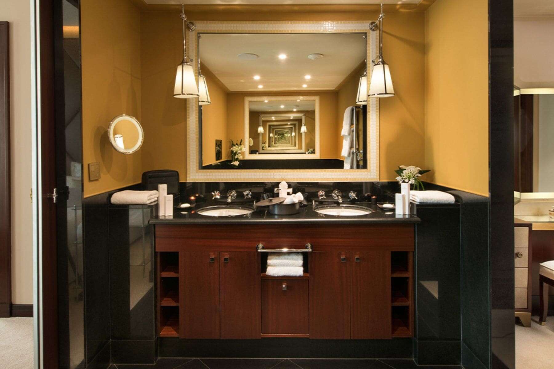 Hotel Barriere Le Fouquets Mirror