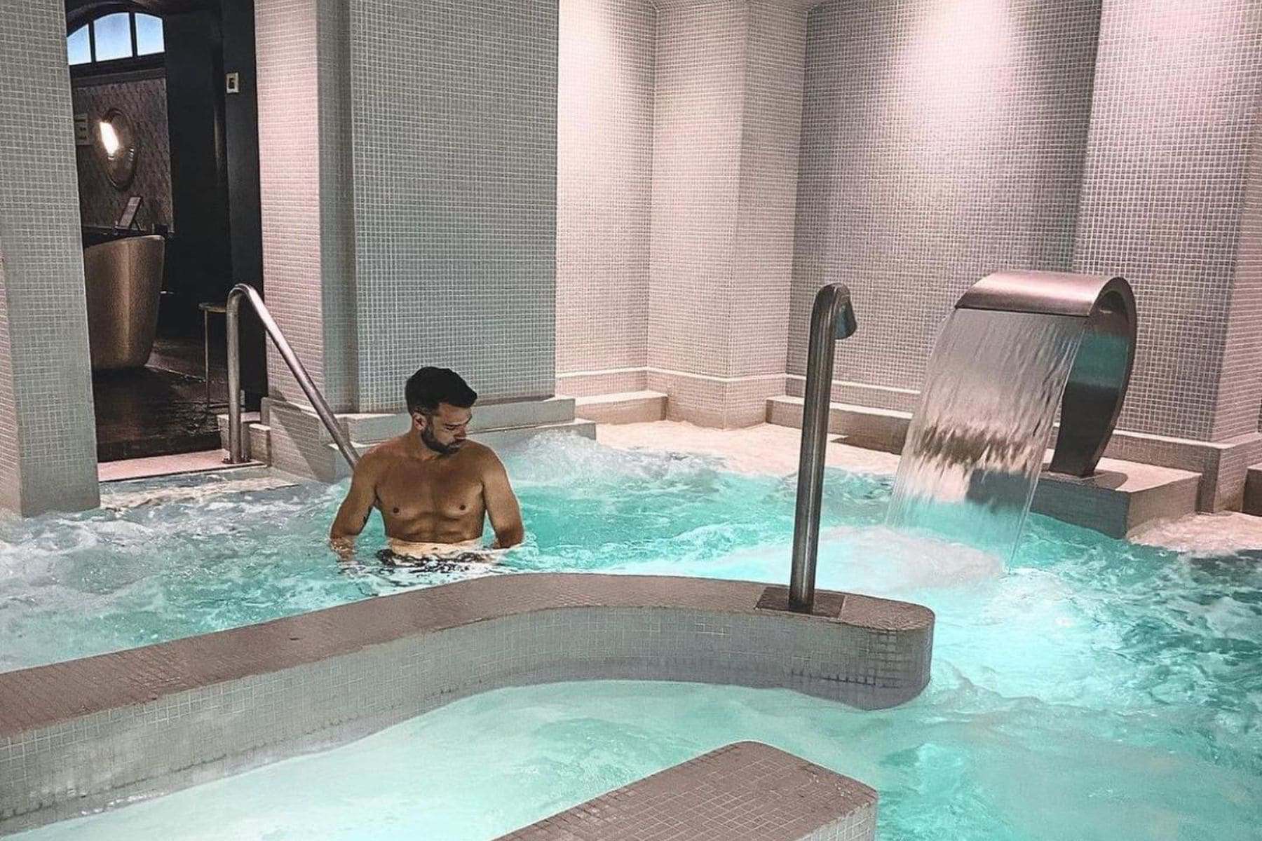 Hotel Barriere Le Fouquets Spa Pool