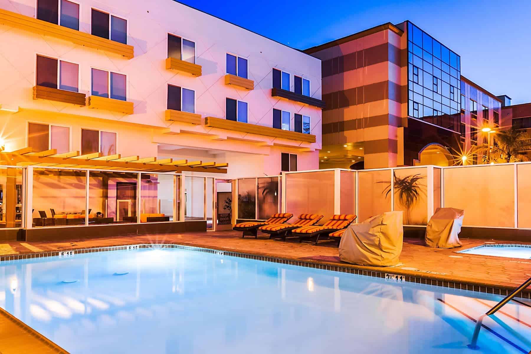 hotel-indigo-anaheim-pool