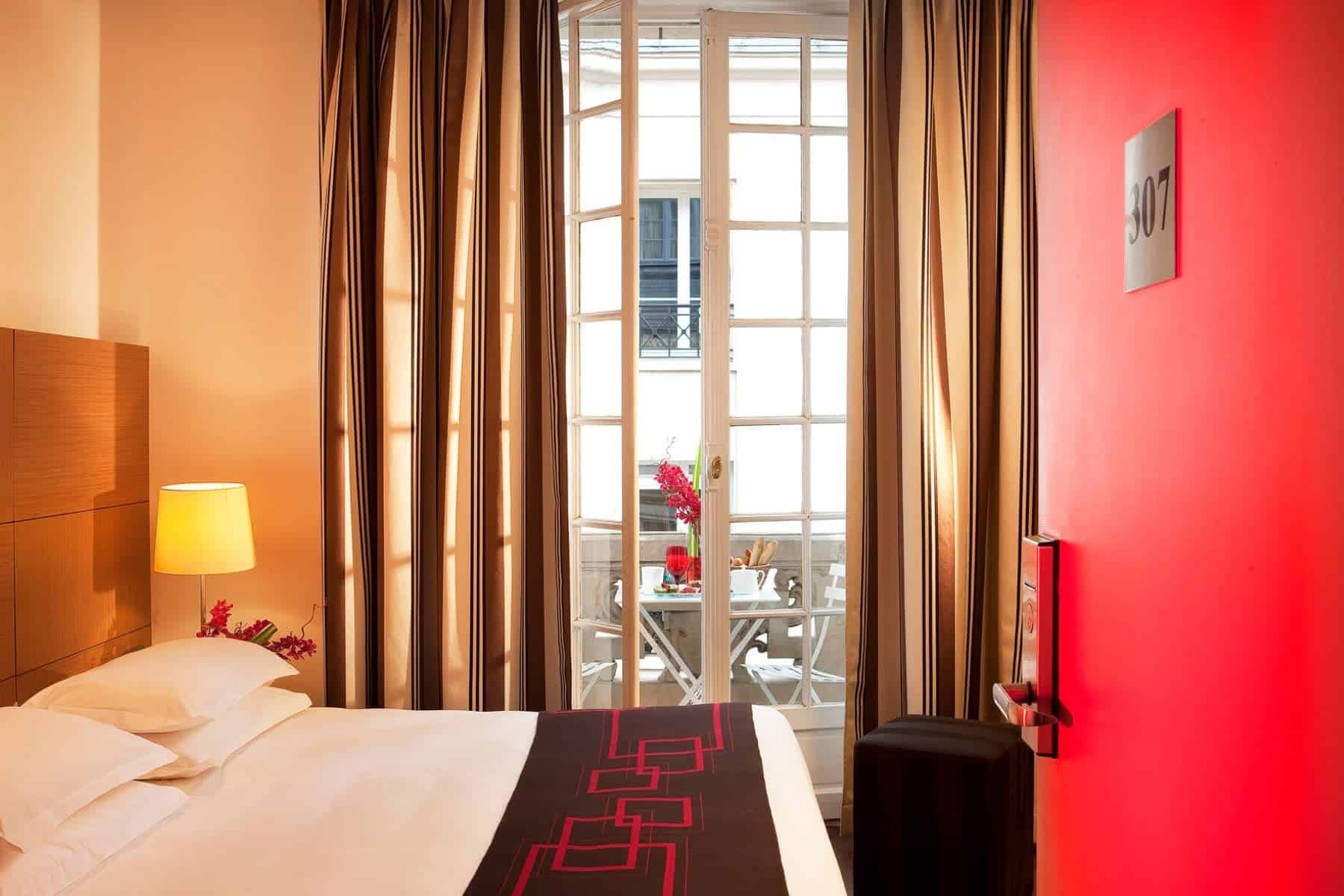 Hotel Villathena Bed Side