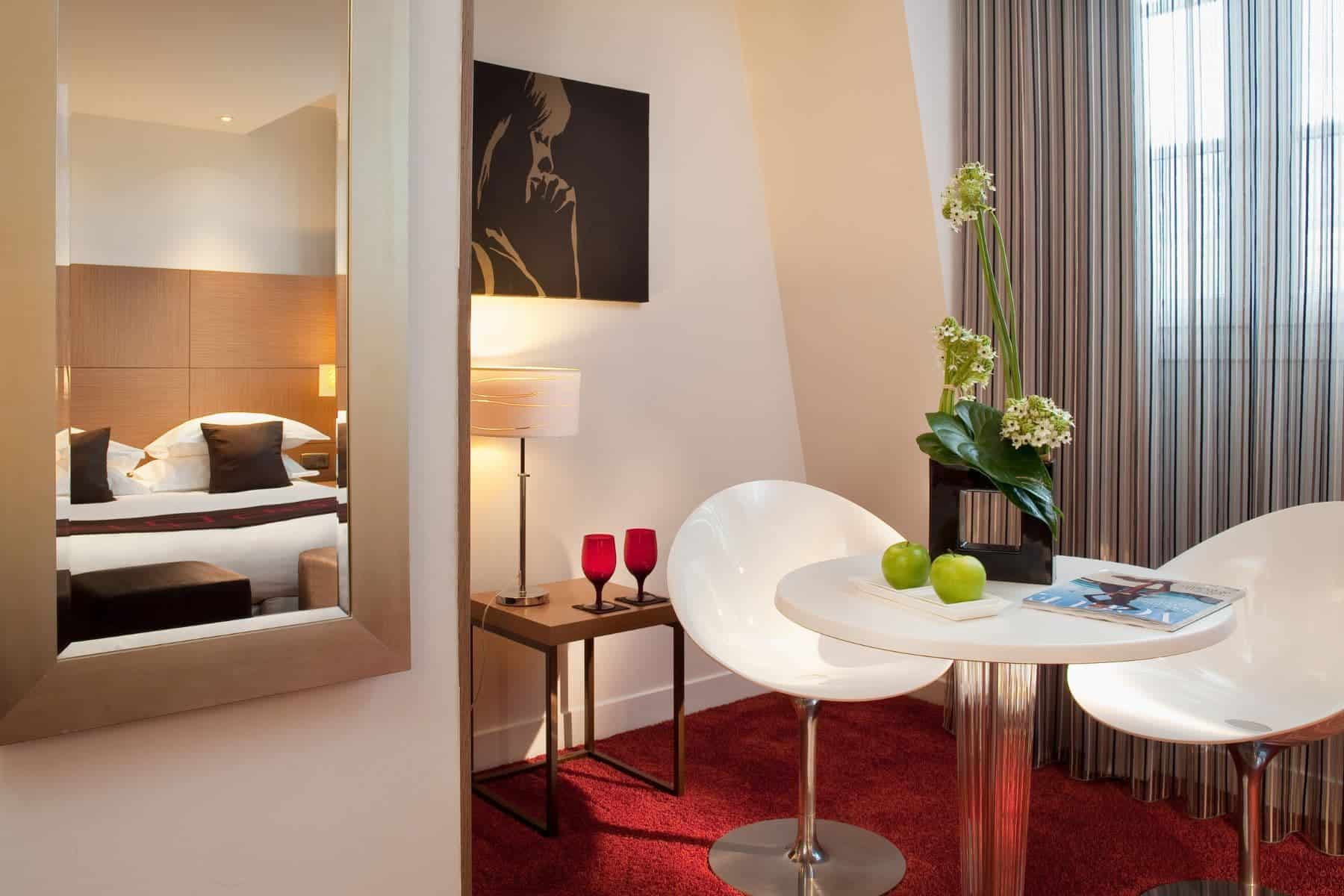 Hotel Villathena Mirror