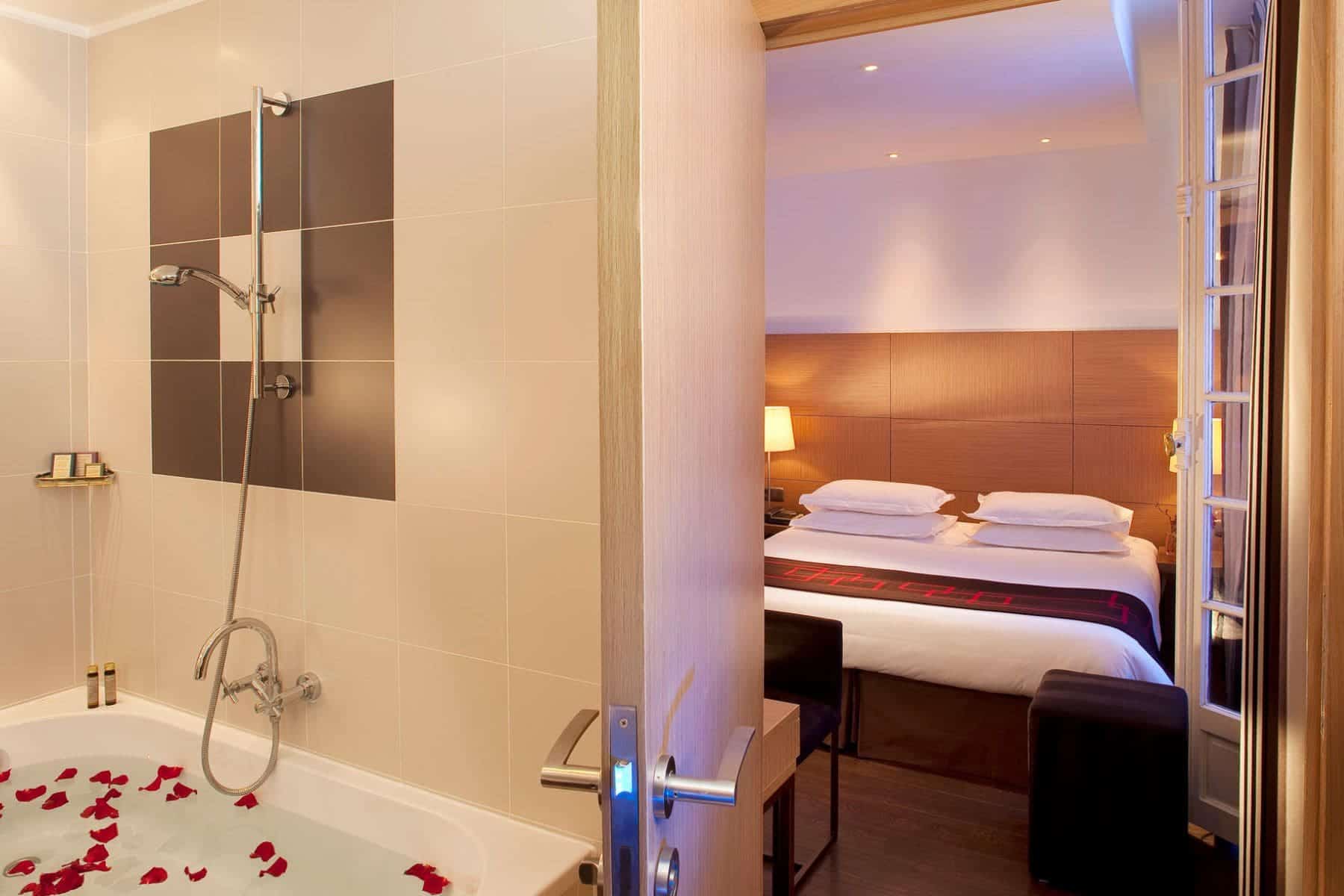 Hotel Villathena Tub