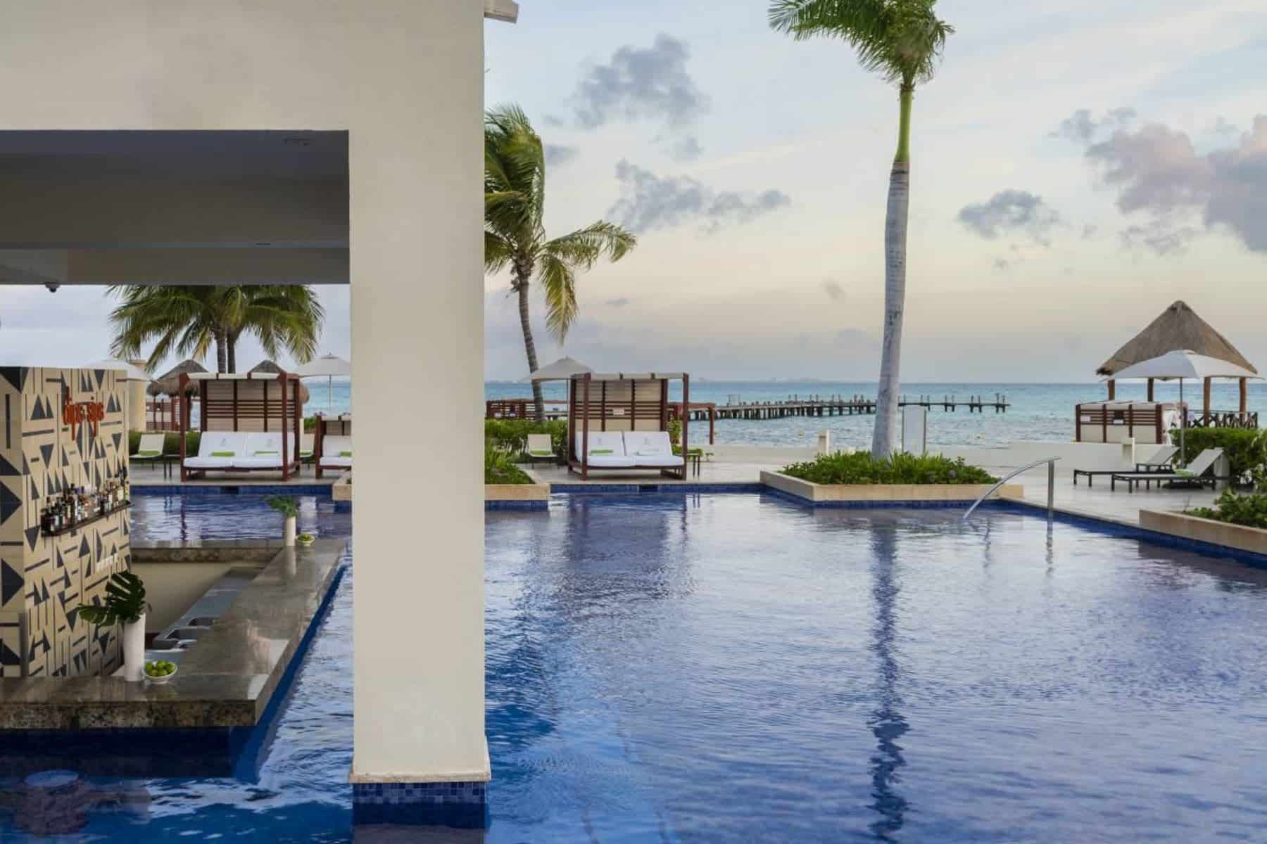 hyatt-ziva-cancun-pool