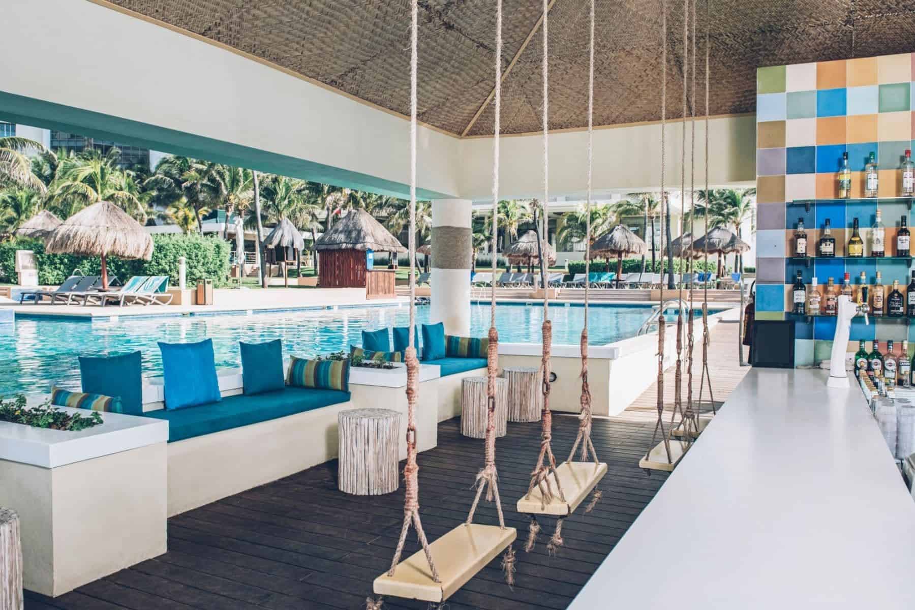 iberostar-selection-cancun-bar-pool