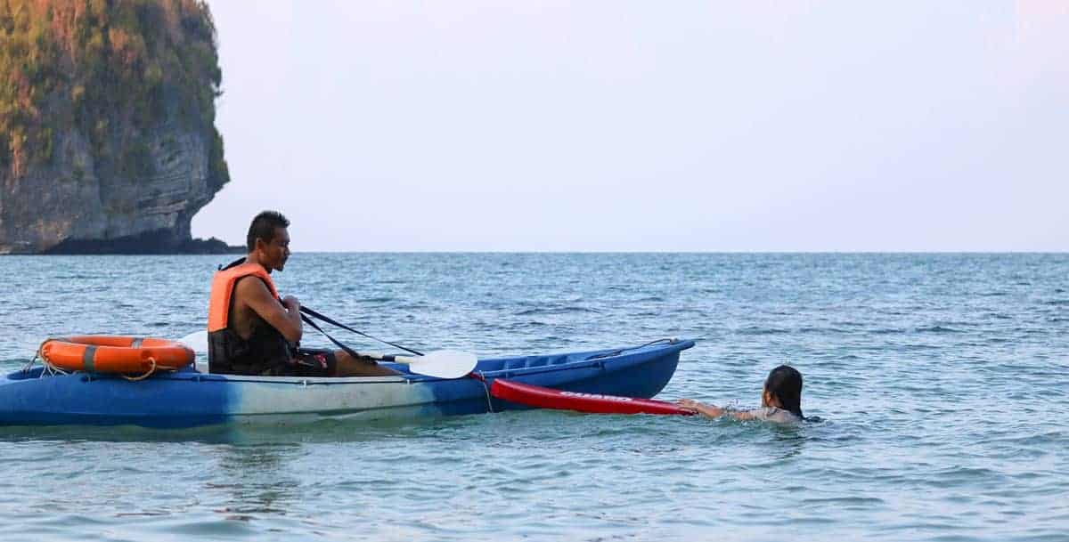 A Kayaker successfully rescue its fellow kayaker