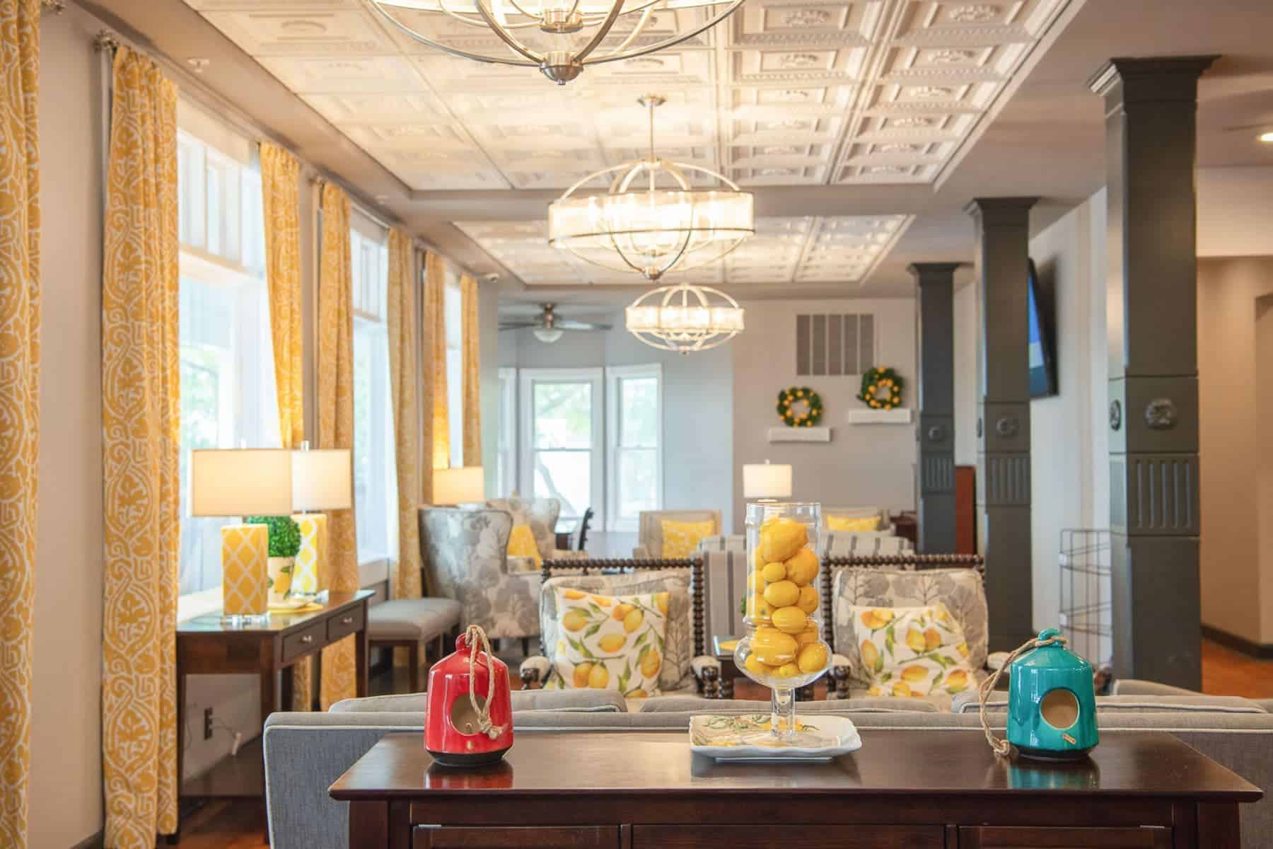 lake-view-hotel-dining-room