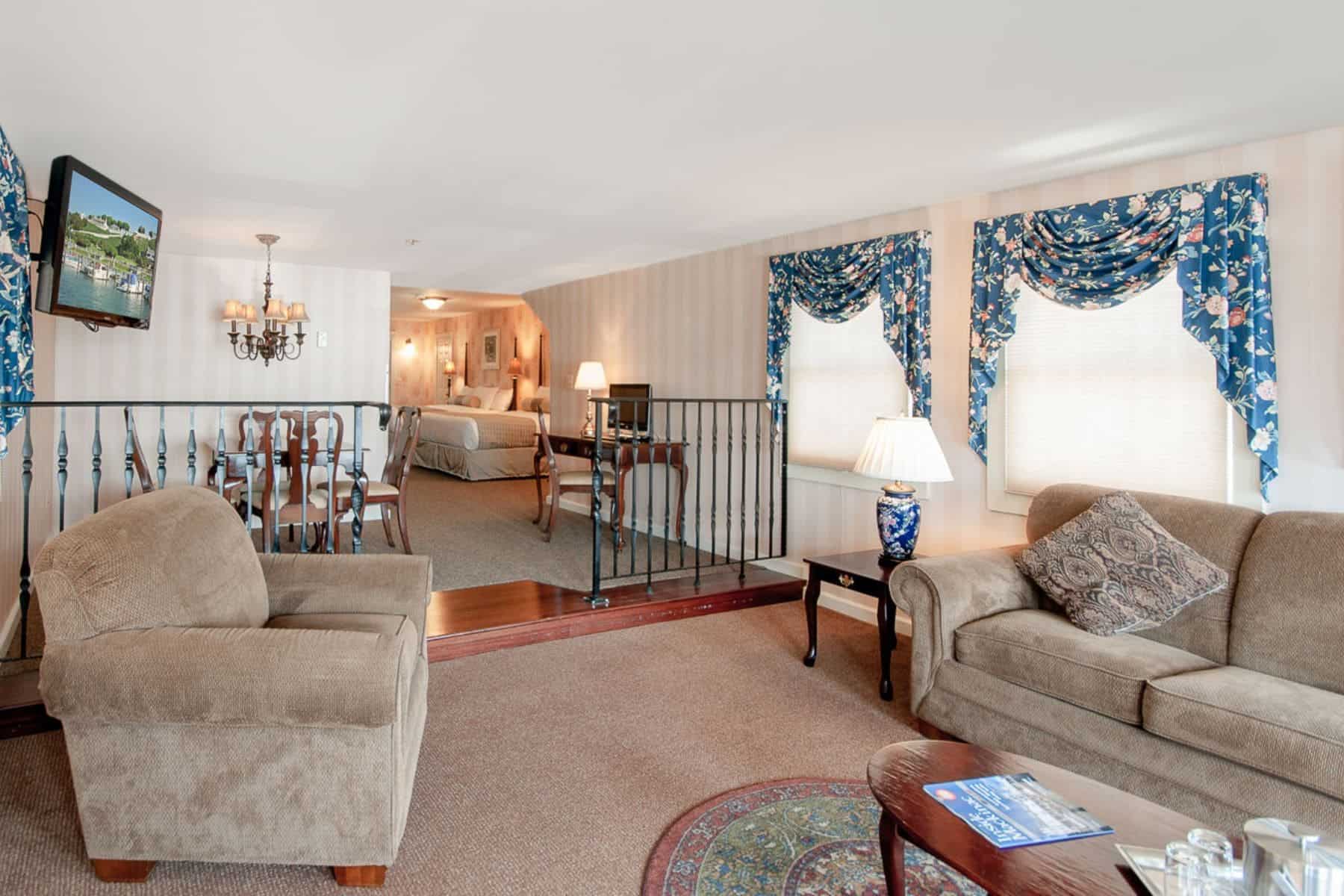 lake-view-hotel-living