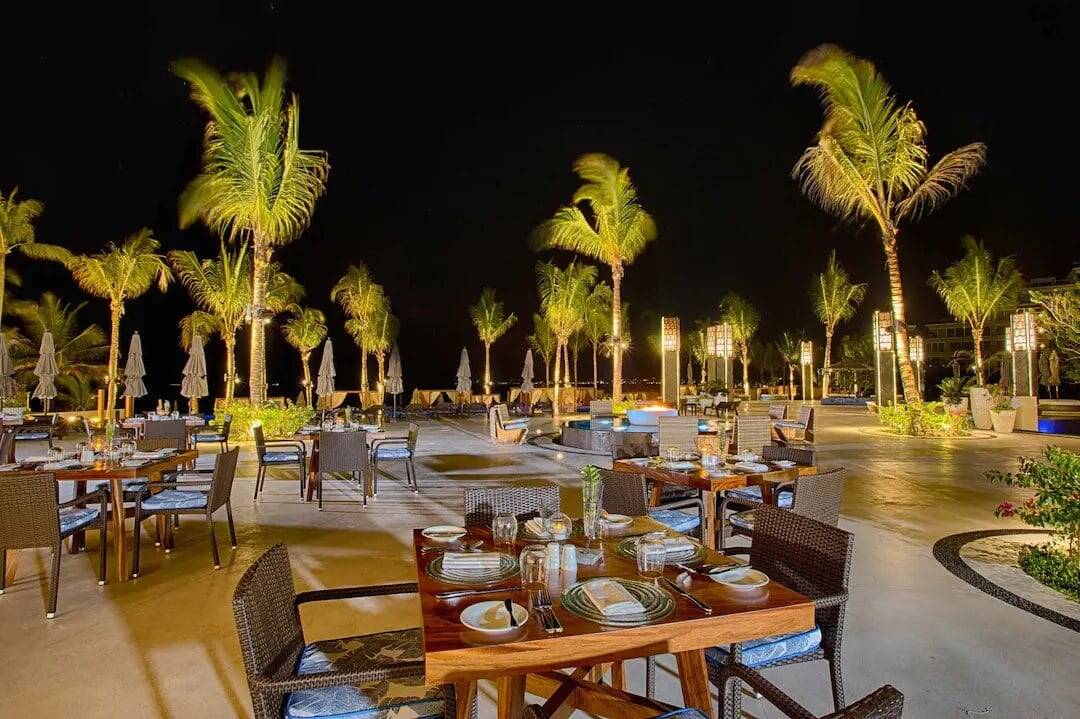 Marival Distinct Residences Mozzamare Restaurant Night