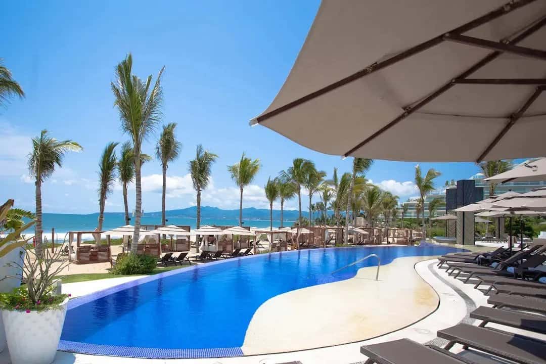 Marival Distinct Residences Mozzamare Restaurant Pool