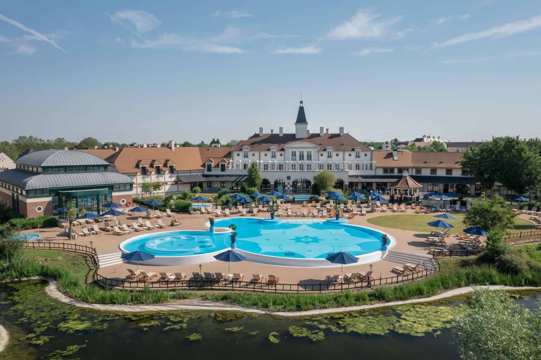 marriotts-village-d-Ile-de-france-front-pool