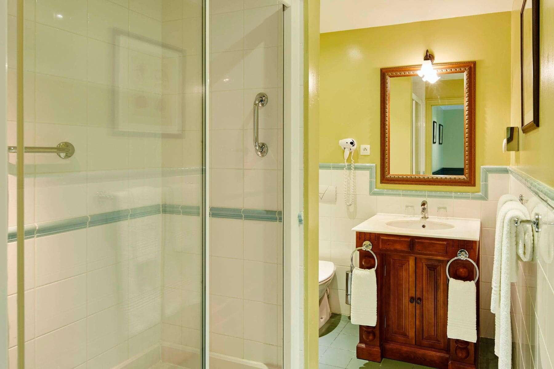 marriotts-village-d-Ile-de-france-shower