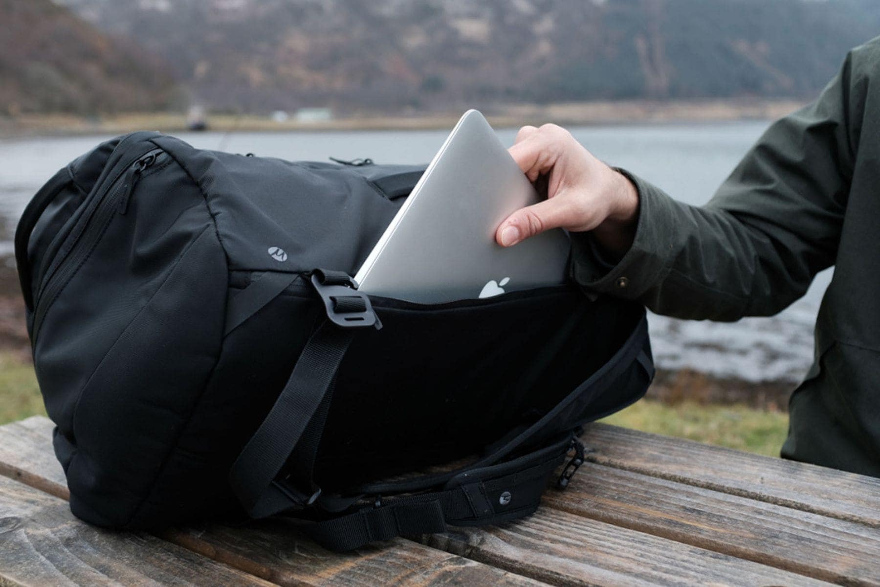 Matador SEG42 has plenty of pockets to help you organize your stuff properly.