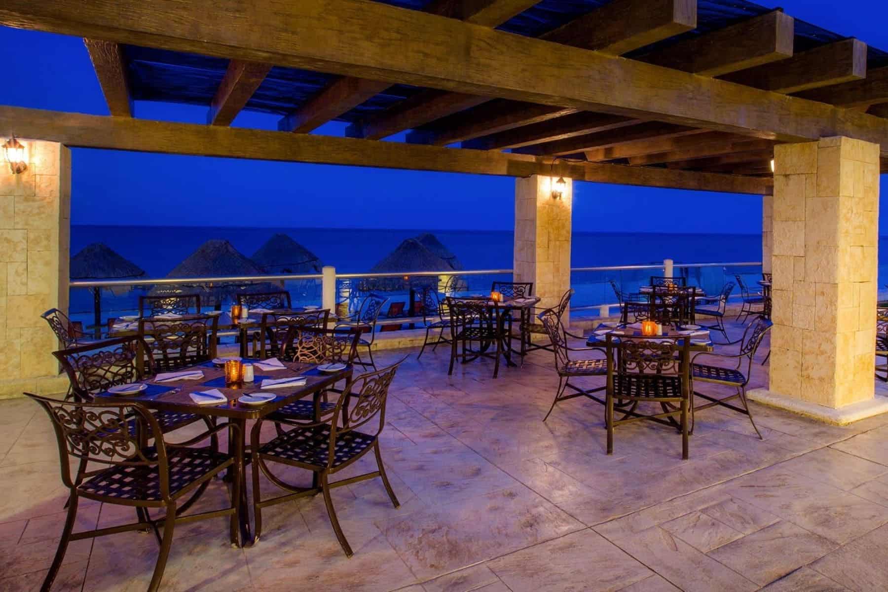 moon-palace-cancun-beach-pelicanos