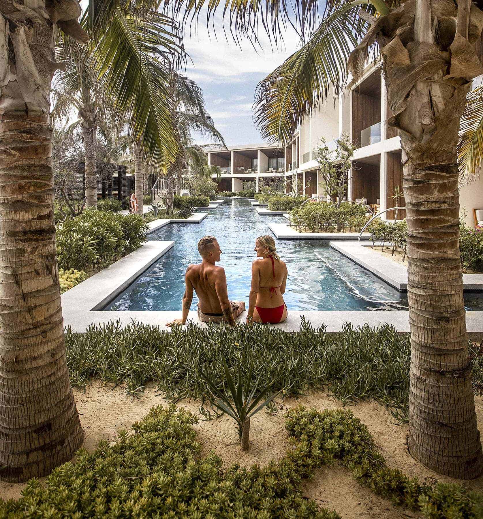 nobu-hotel-los-cabos-pool-couple