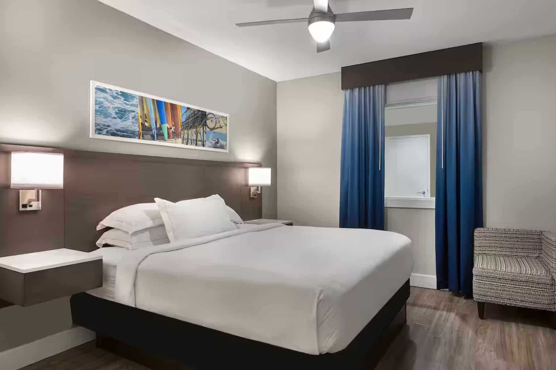 oceans-22-hilton-grand-vacations-bed