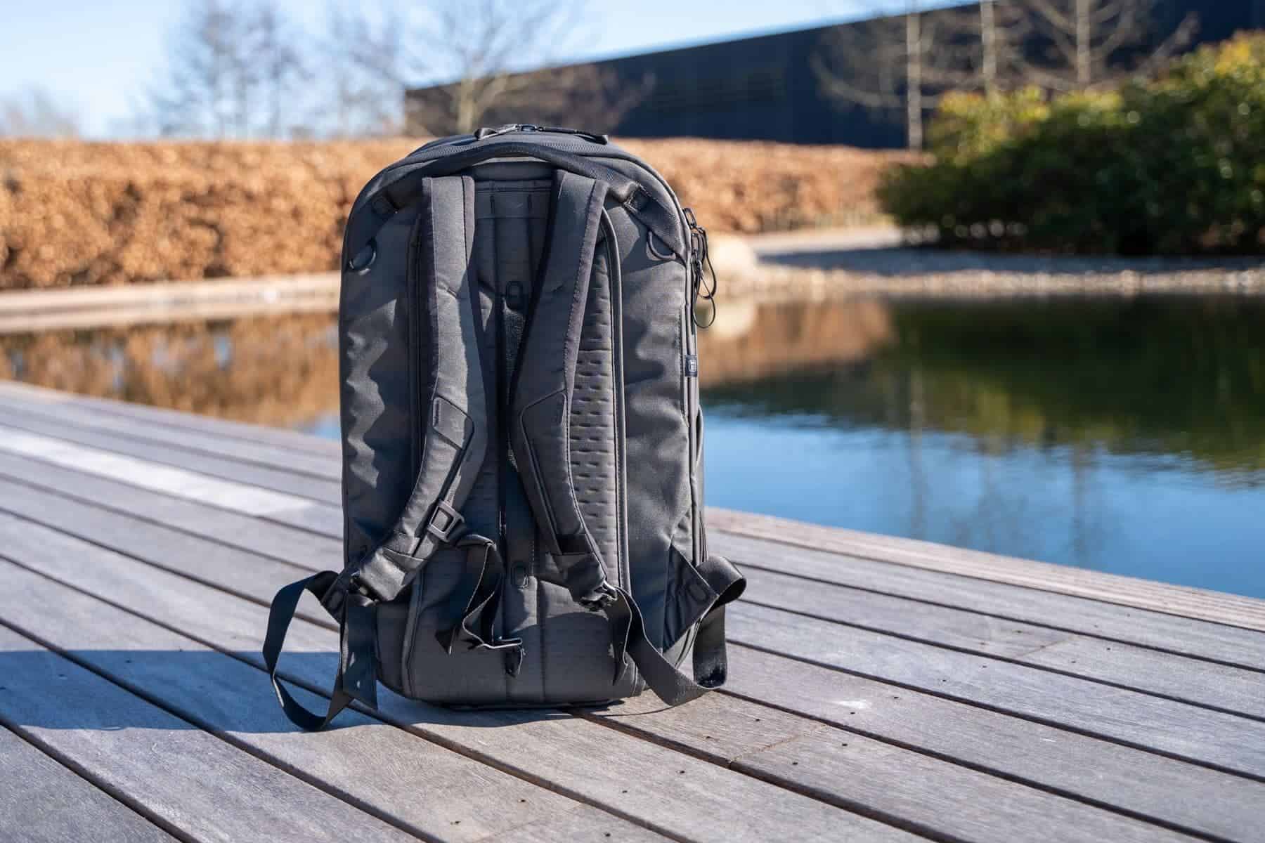 peak-design-30l-back-view-pool-side