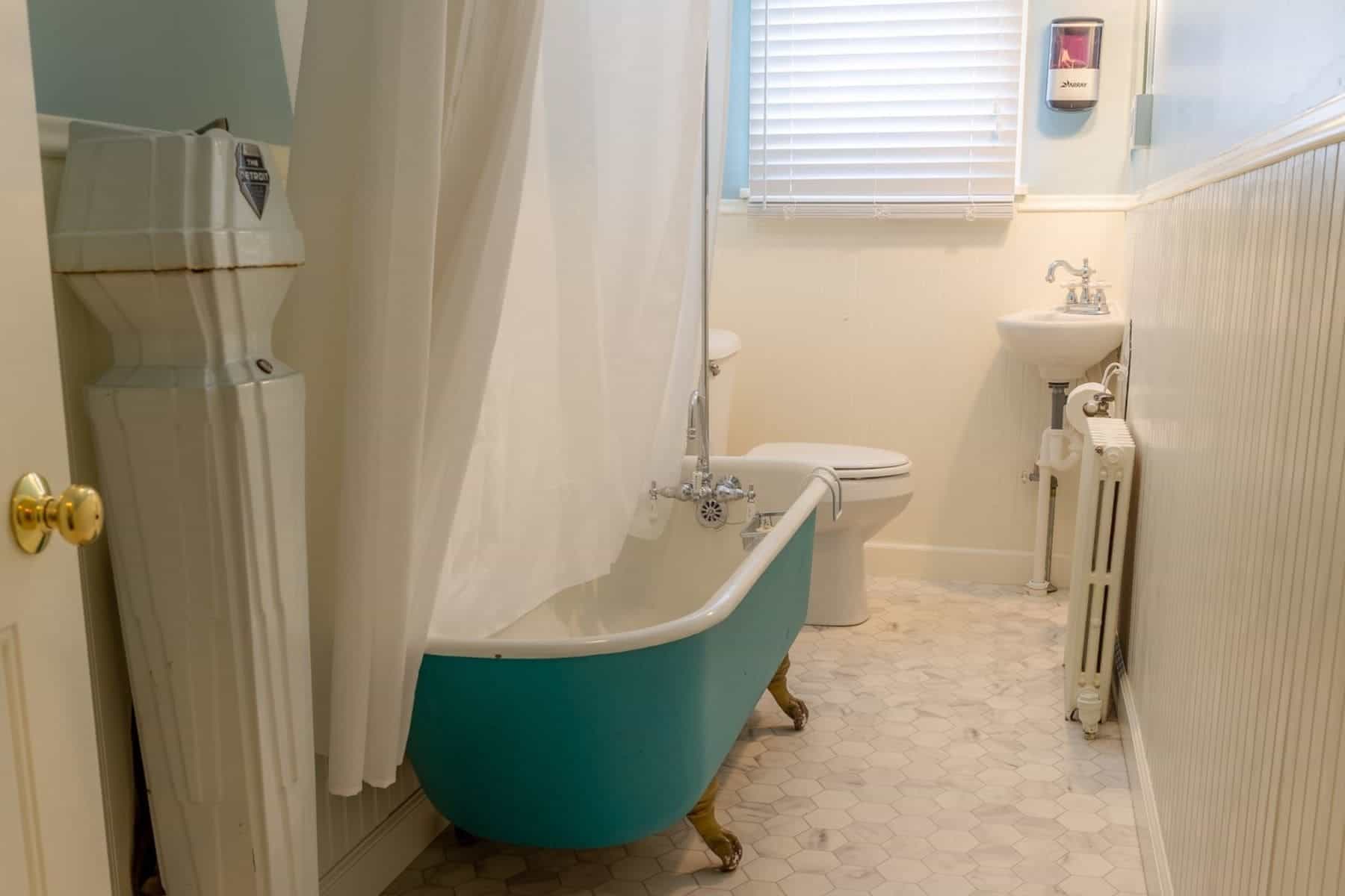 Pine Cottage Bed And Breakfast Bathroom