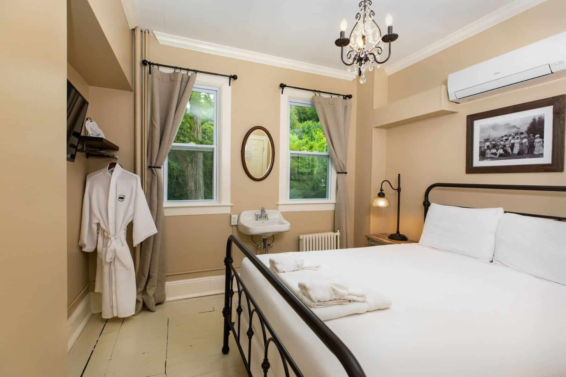 pine-cottage-bed-and-breakfast-room