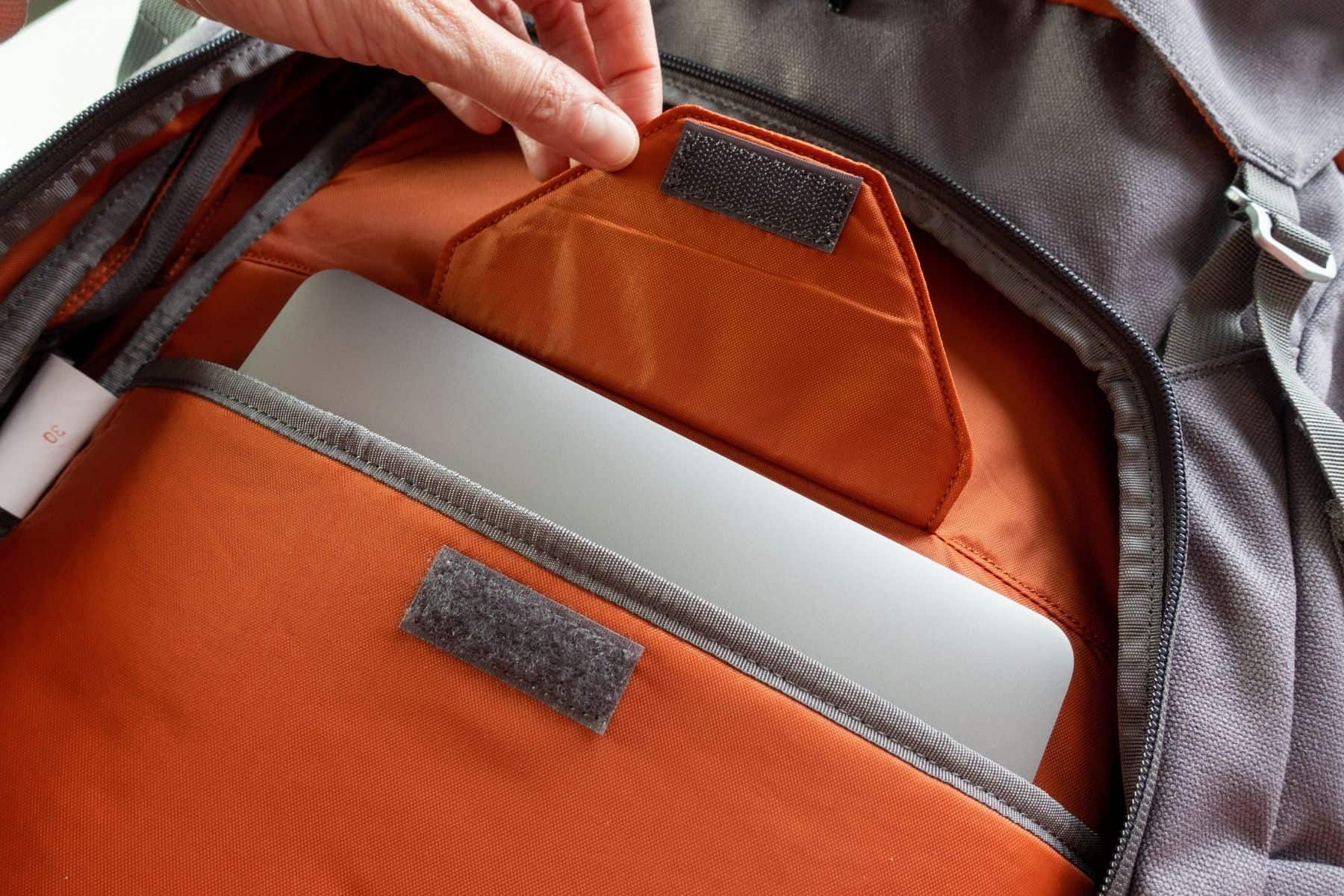 salkan-laptop-sleeve-with-laptop