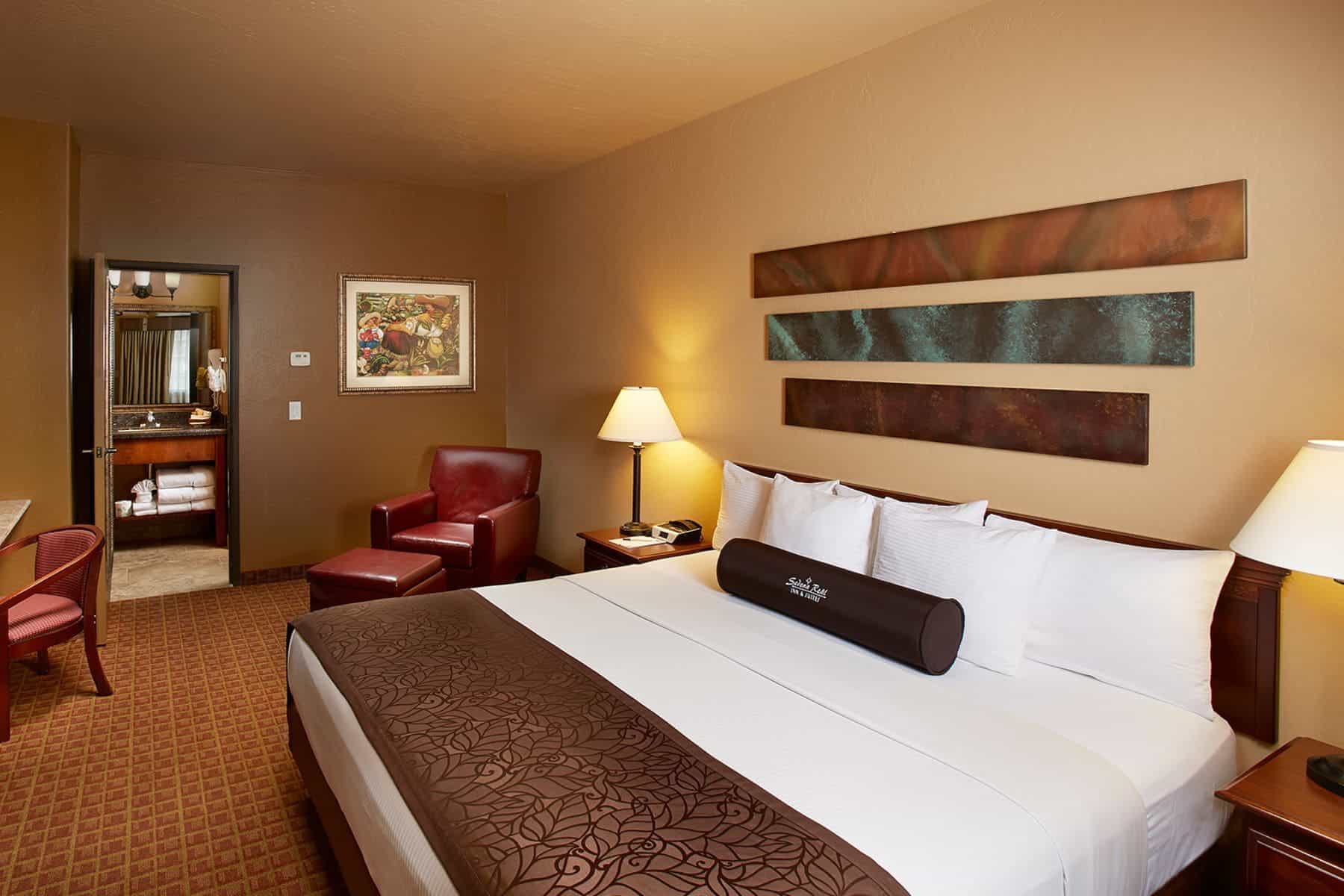 sedona-real-inn-and-suites-bed