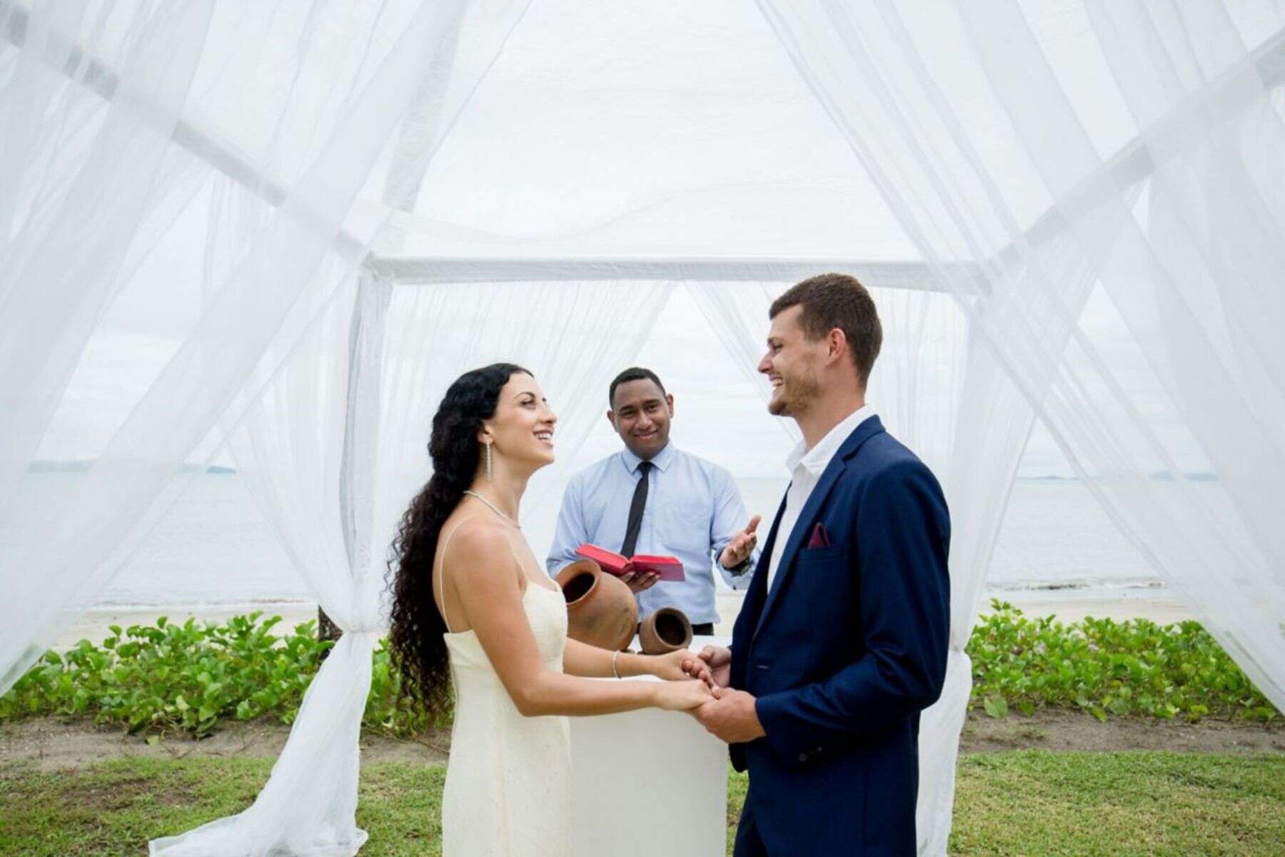 sheraton-fiji-golf-and-beach-resort-couples