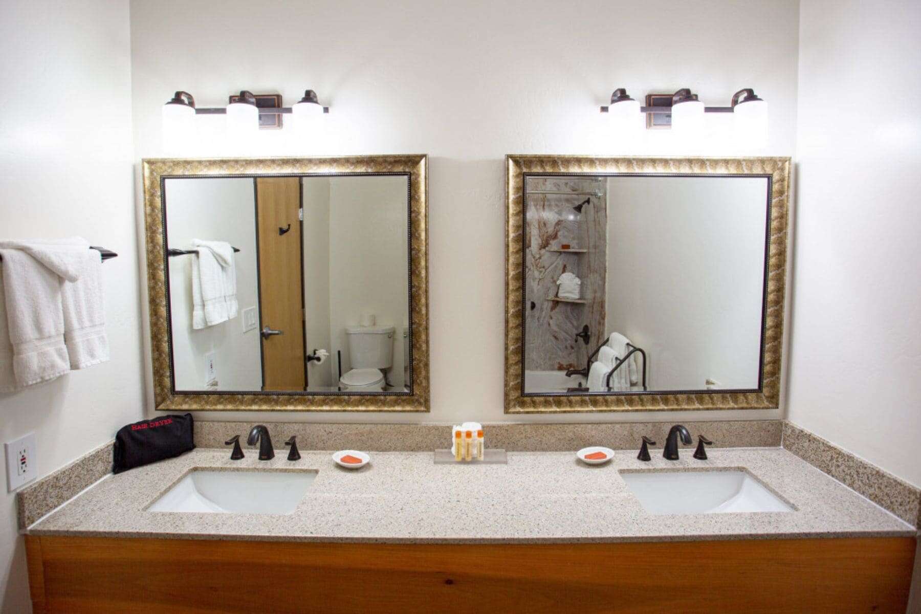 Southwest Inn At Sedona Mirrors