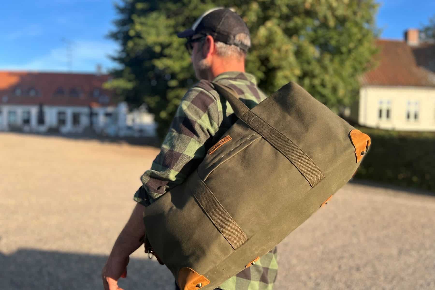 stubble-and-co-the-weekender-on-bradley-shoulder