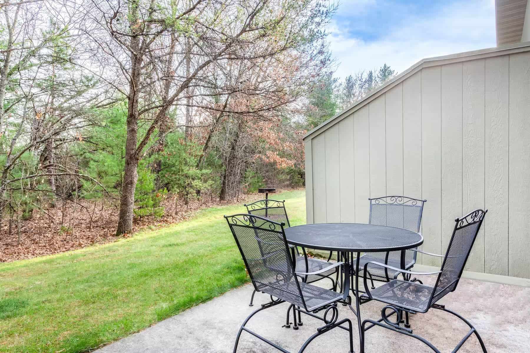 tamarack-and-mirror-lake-resort-veranda