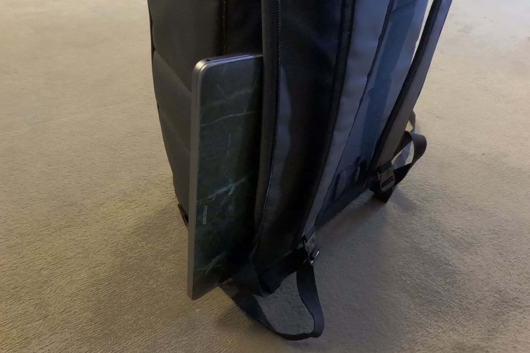 the-db-hugger-back-pack-30l-laptop-compartment