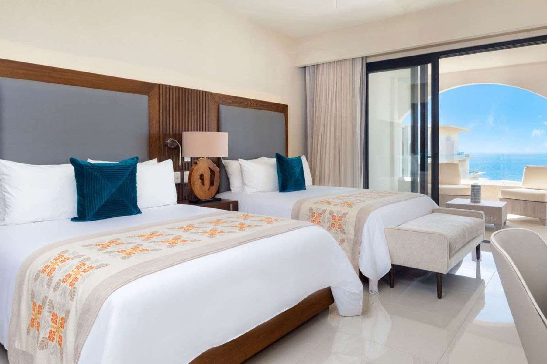 villa-la-valencia-beach-resort-cabo-beds