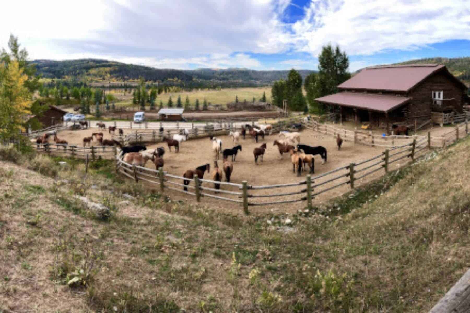 vista-verde-guest-ranch-clark-colorado-barn