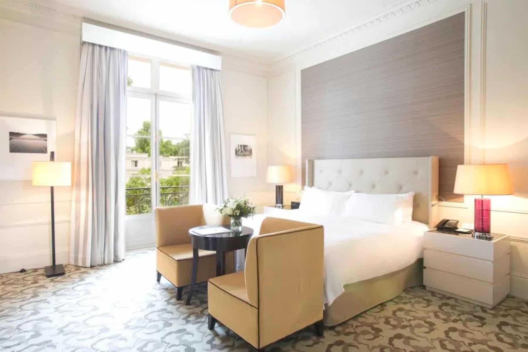 waldorf-astoria-versailles-trianon-palace-bed-side