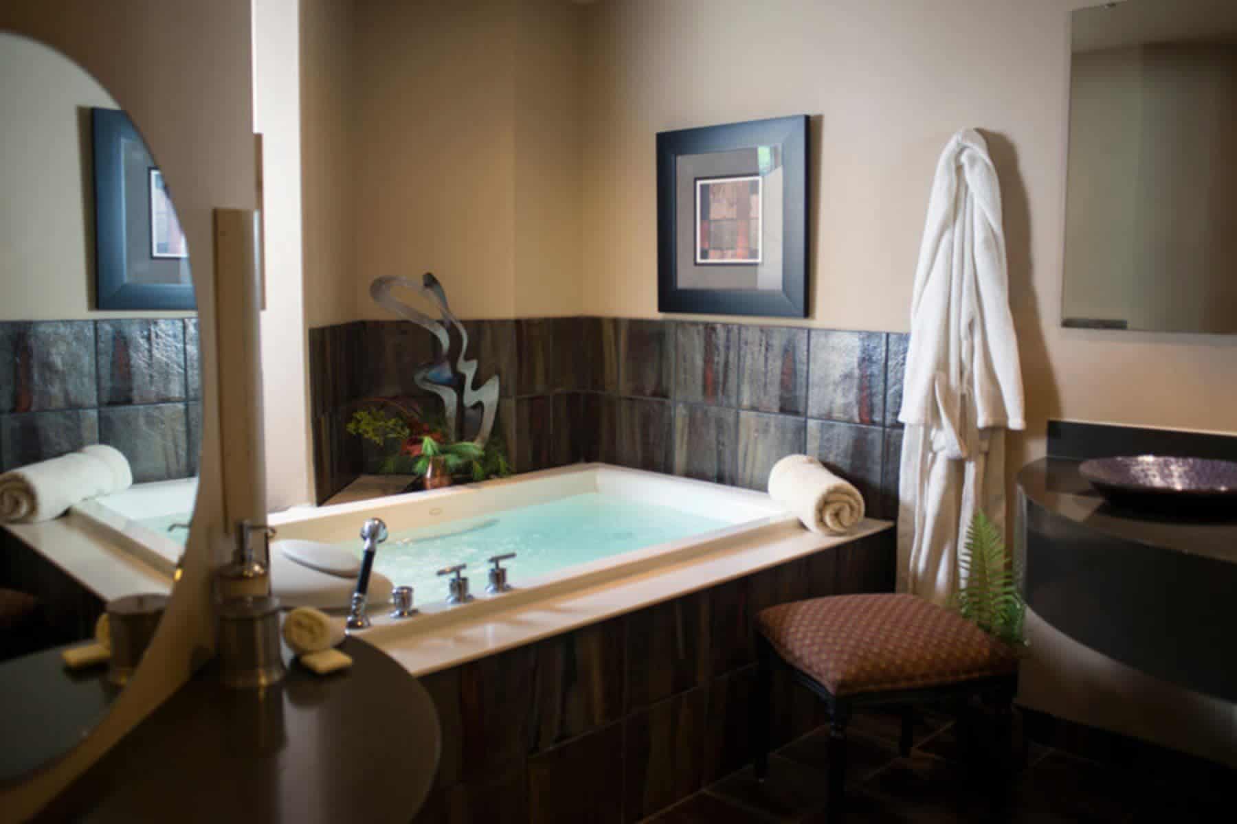 sundara-inn-and-spa-wisconsin-dells-bath-tub