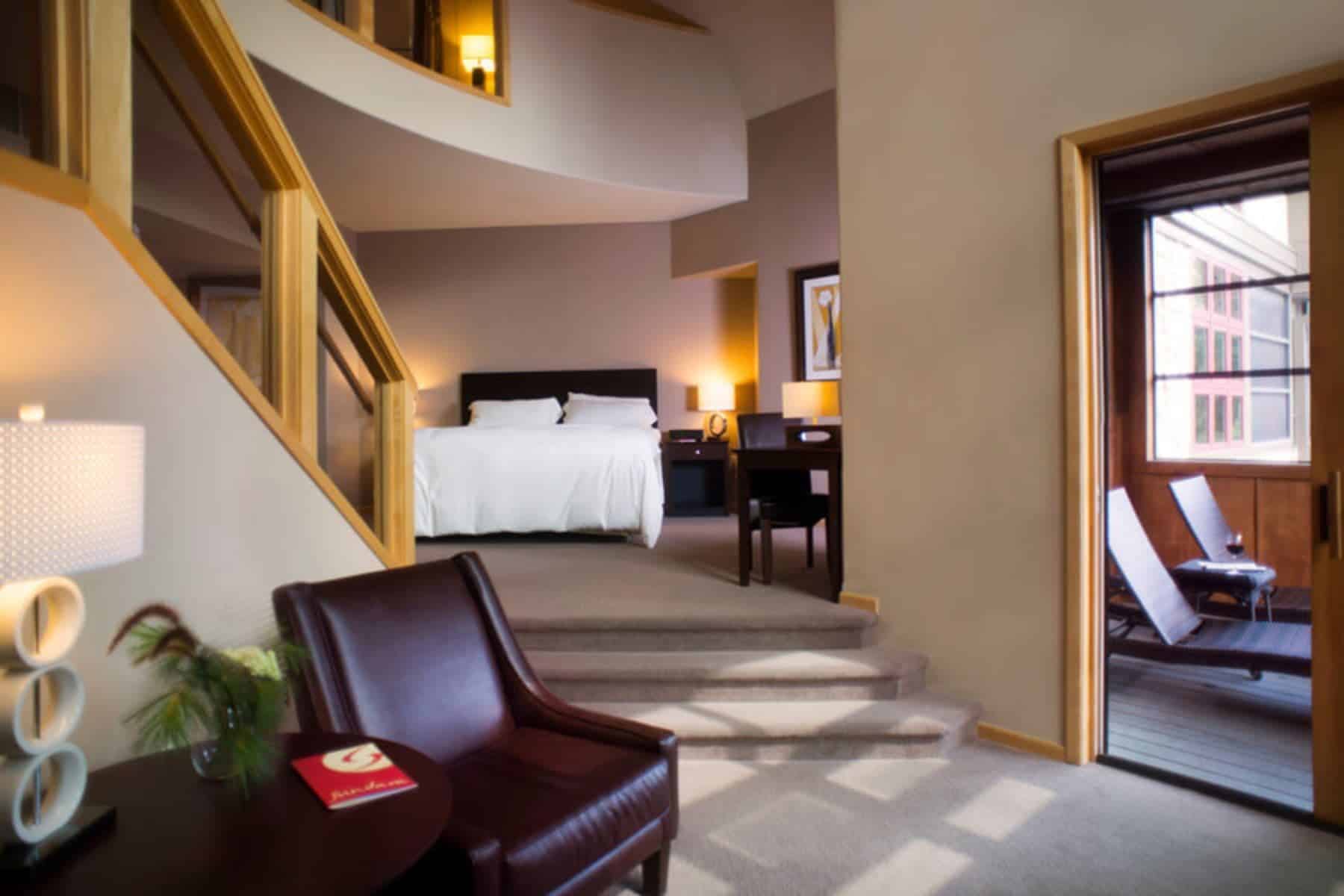 sundara-inn-and-spa-wisconsin-dells-living