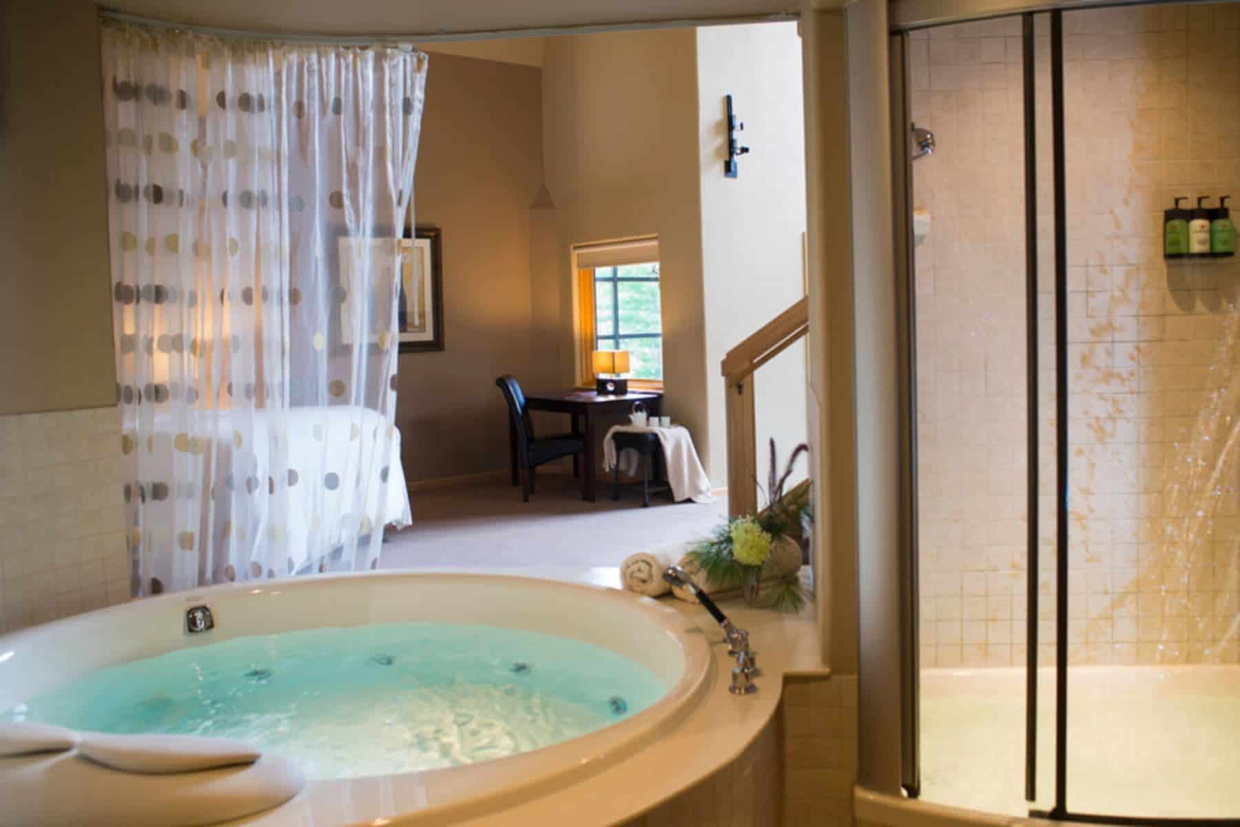 sundara-inn-and-spa-wisconsin-dells-tub